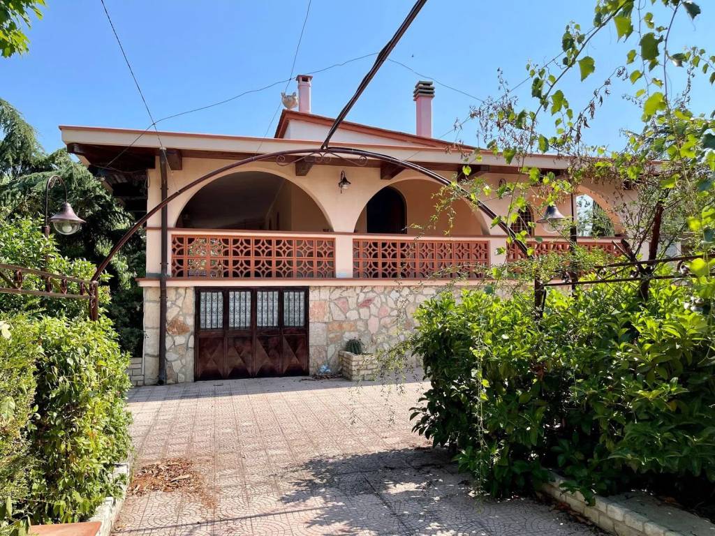 Villa a Andria in Viale Federico Ii Di Svevia S.N.C. - Foto 2