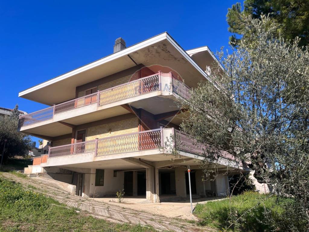 Casa indipendente a Città sant'angelo in VIALE COLLE DELLE MORE, 14 - Foto 2