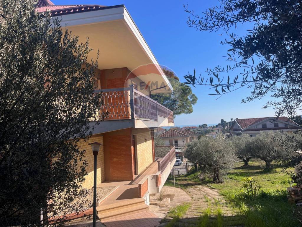 Casa indipendente a Città sant'angelo in VIALE COLLE DELLE MORE, 14 - Foto 3