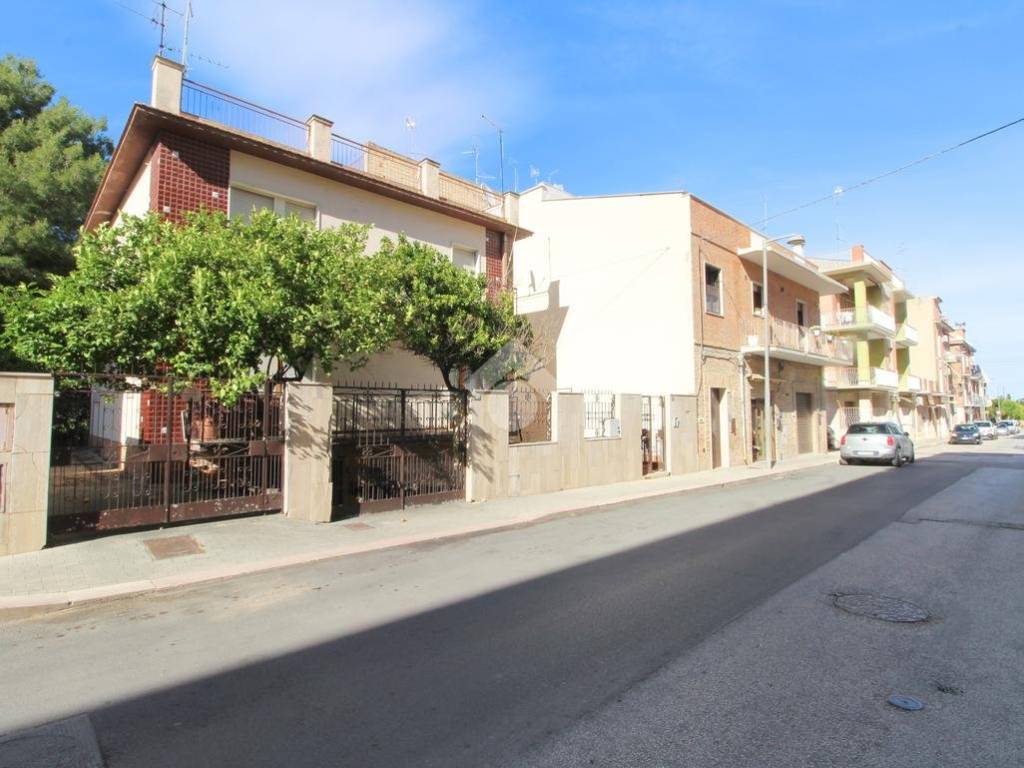 Casa indipendente a Lucera in Viale Augusto, 70 - Foto 2