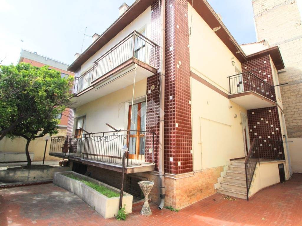 Casa indipendente a Lucera in Viale Augusto, 70 - Foto 4