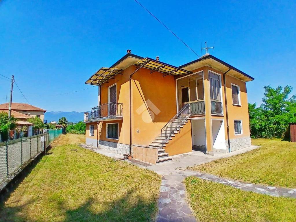 Villa a Ternate in via V. VENETO, 15 - Foto 2