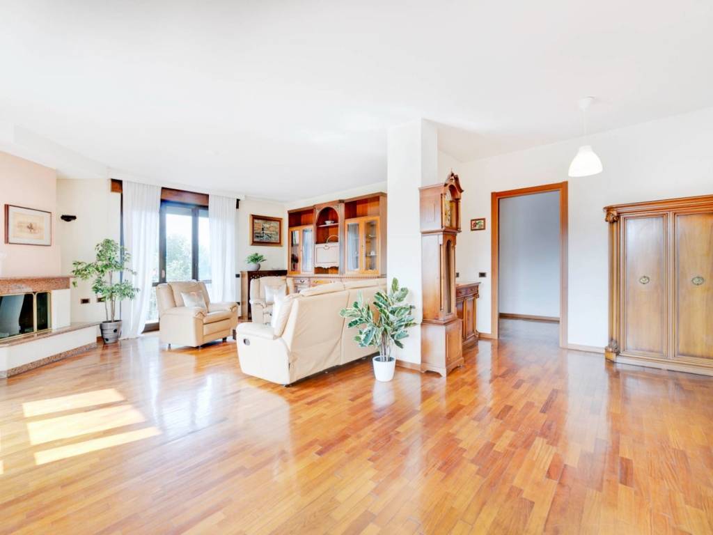 Villa a Tradate in Via IV Novembre, 3 - Foto 4