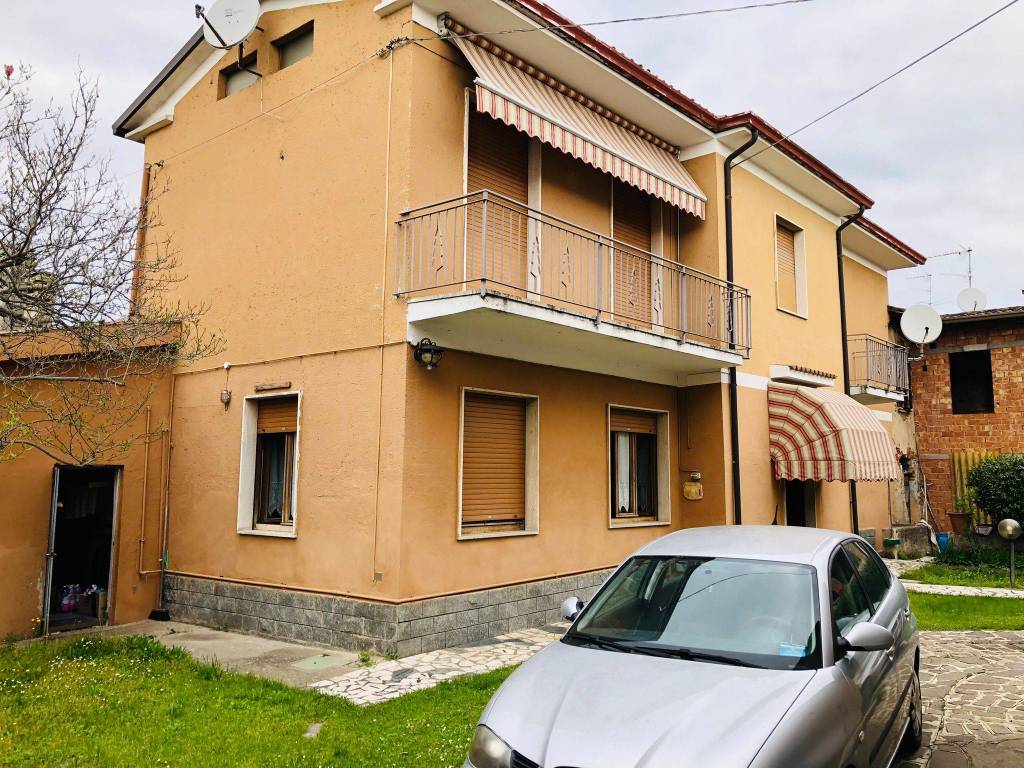 Villa a Castiglione delle stiviere in Via Botturi, 38 - Foto 3