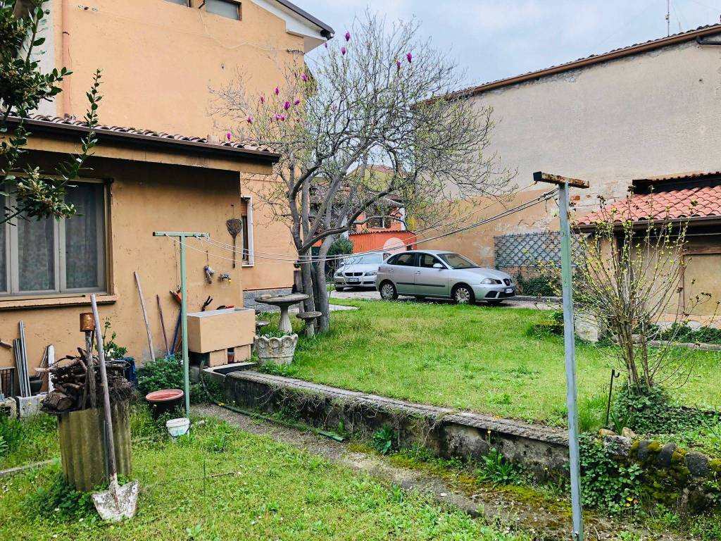 Villa a Castiglione delle stiviere in Via Botturi, 38 - Foto 4