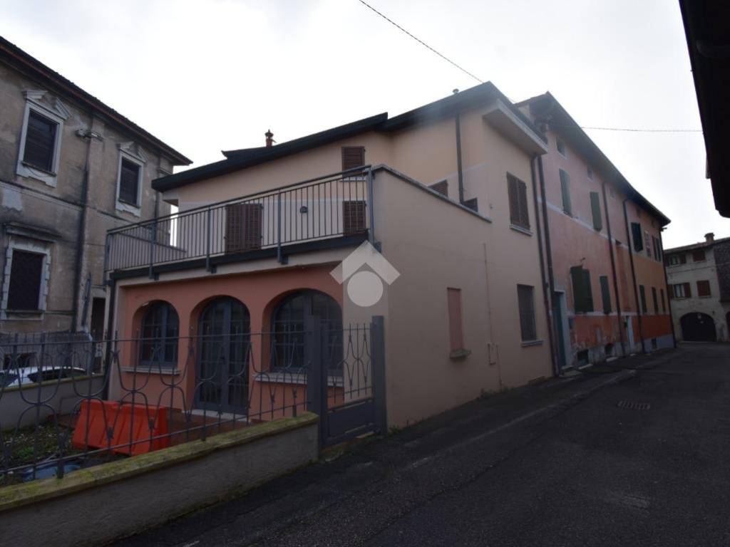Casa indipendente a Castiglione delle stiviere in Via Bernardo Ordanino, 36 - Foto 2