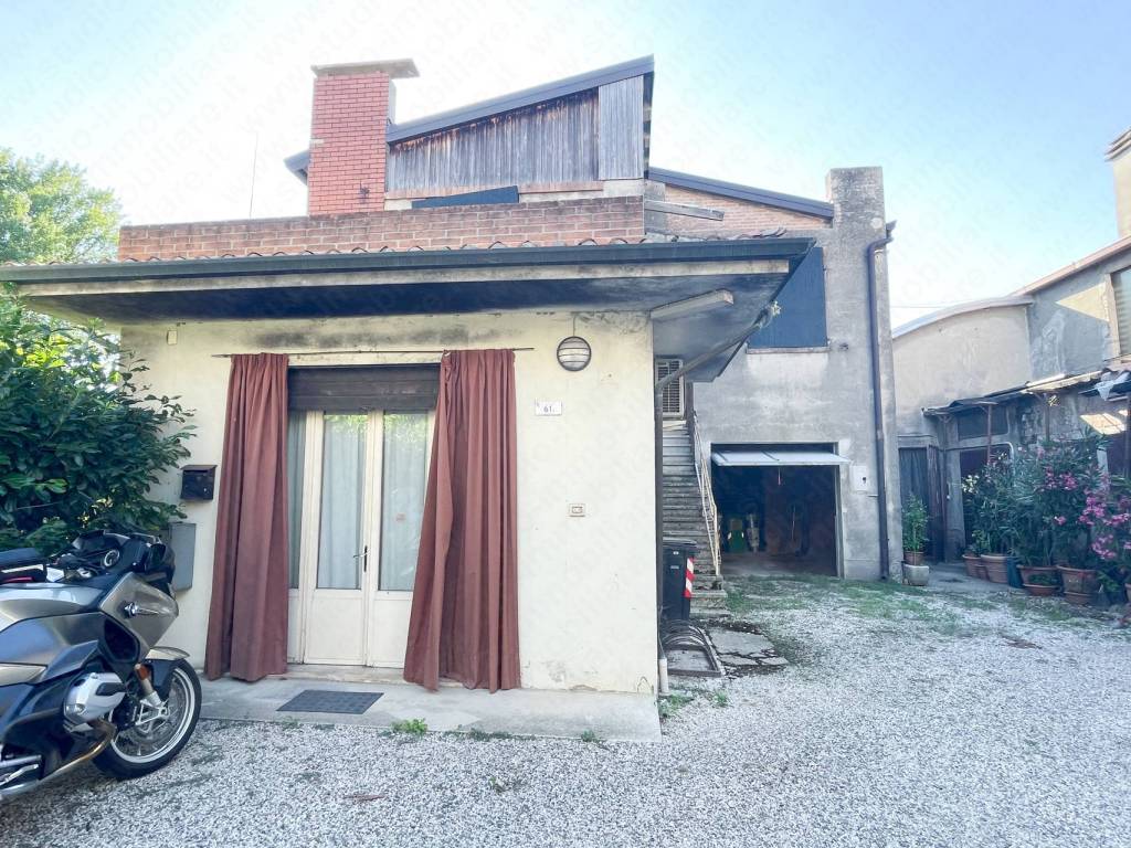 Casa indipendente a Castelnovo bariano in Piazza Dario Roncati, 68 - Foto 2