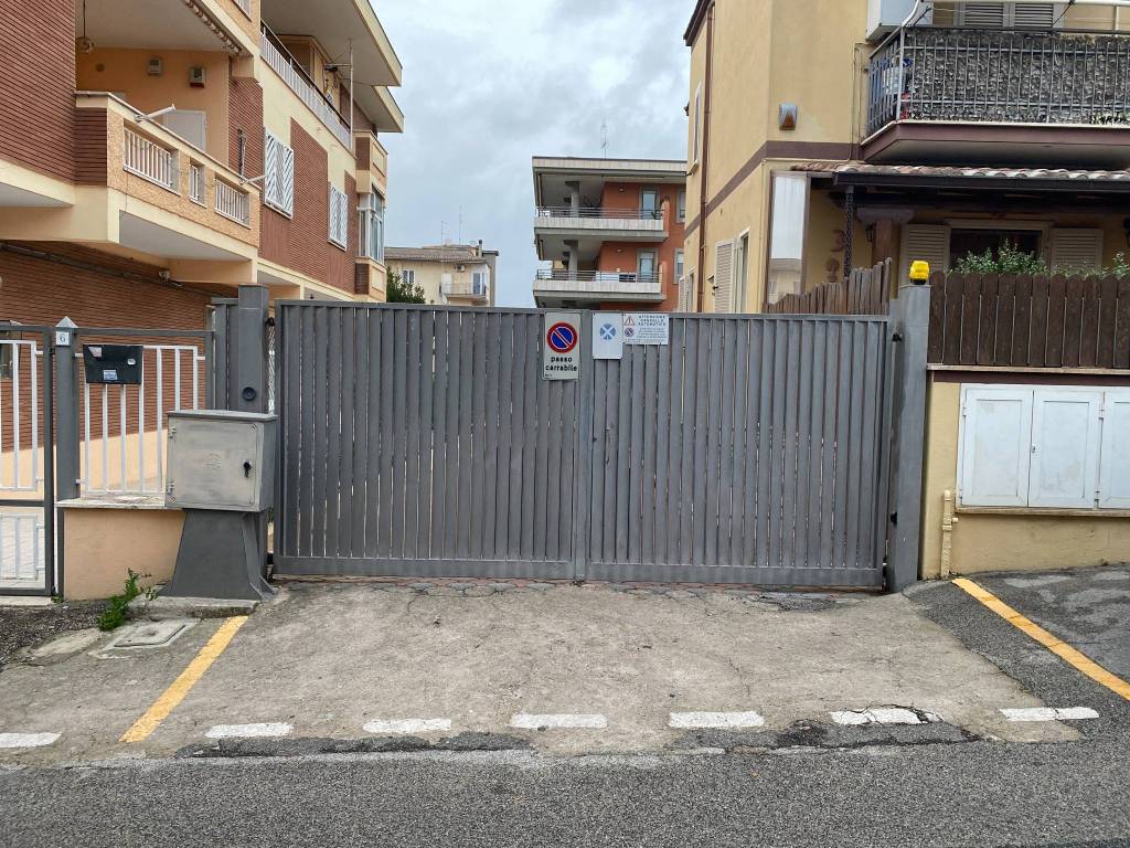 Box / garage a Aprilia in Via Isonzo, 4 - Foto 2