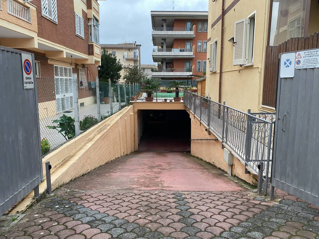 Box / garage a Aprilia in Via Isonzo, 4 - Foto 3