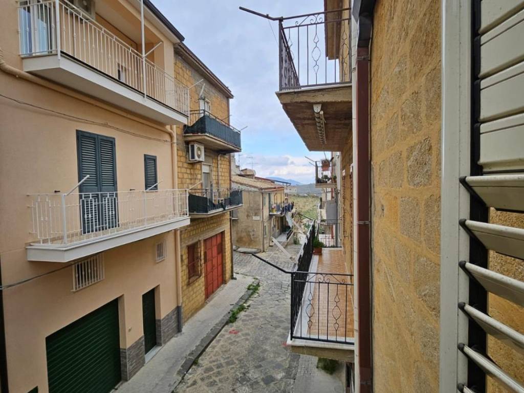 Casa indipendente a Pietraperzia in Via Fruscione, 38 - Foto 2