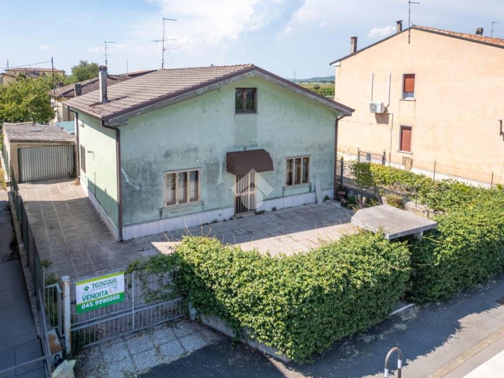 Villa a Villafranca di verona in Via Piave, 21 - Foto 2
