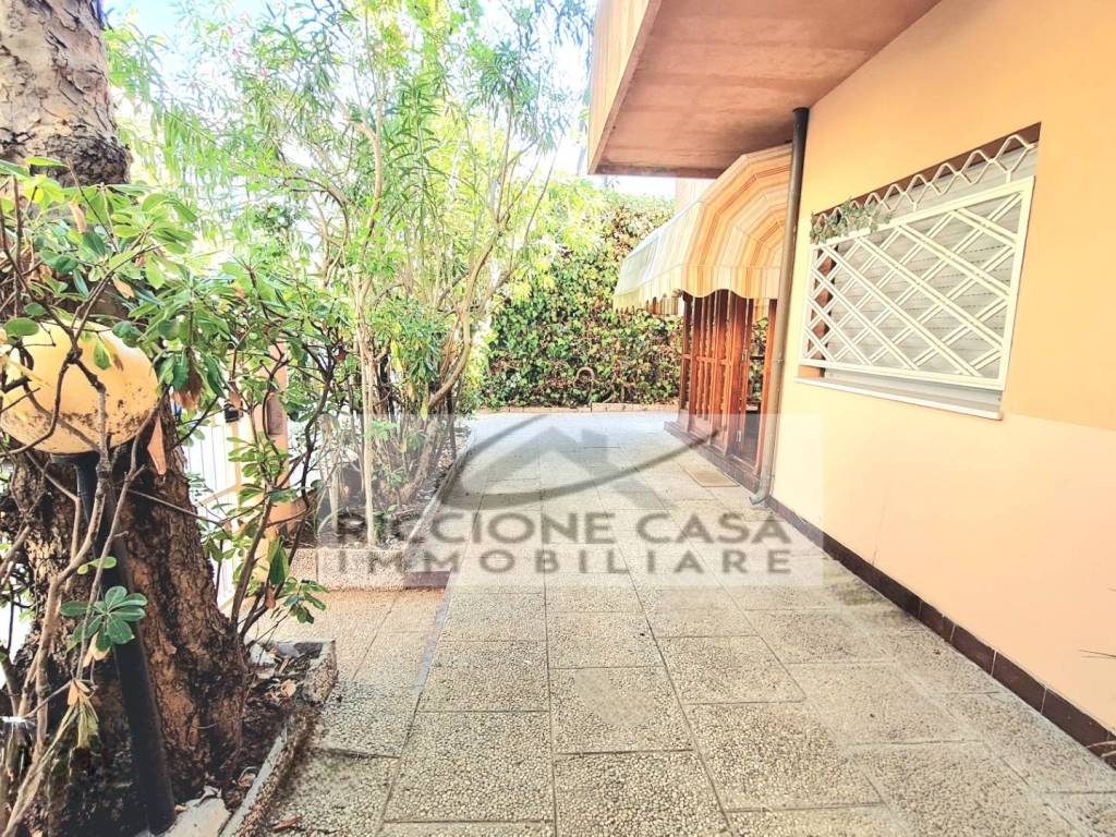 Villa a Riccione in Viale Fratelli Bandiera - Foto 2