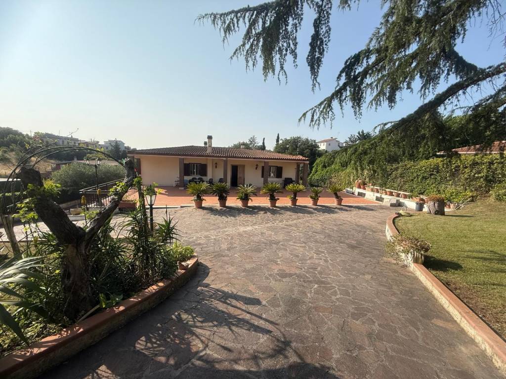 Villa a Aprilia in Via dei Rutuli - Foto 2
