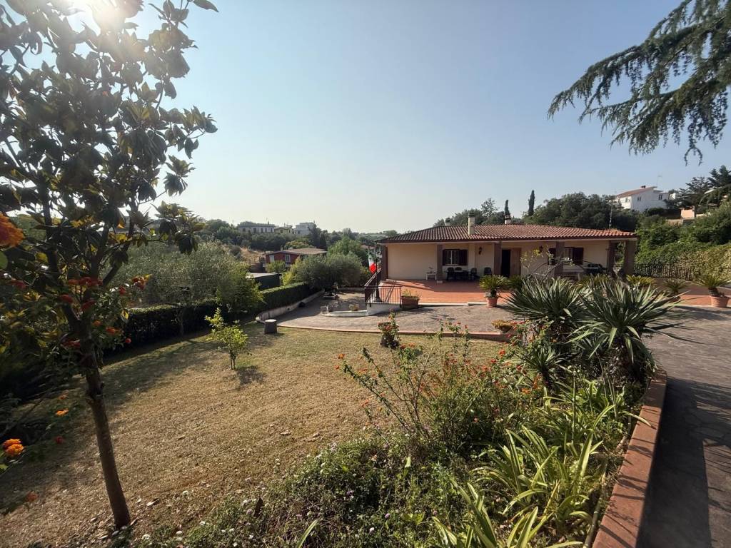 Villa a Aprilia in Via dei Rutuli - Foto 3