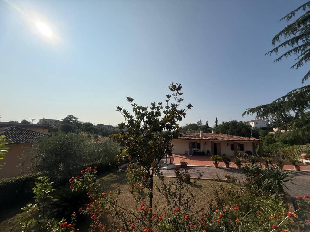 Villa a Aprilia in Via dei Rutuli - Foto 4