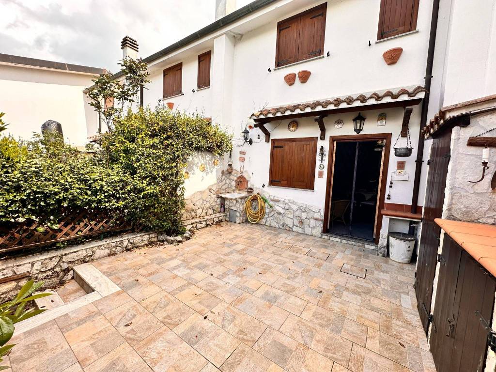 Appartamento a Rocca di botte in Via Fabrizio De Britiis, 22 - Foto 2