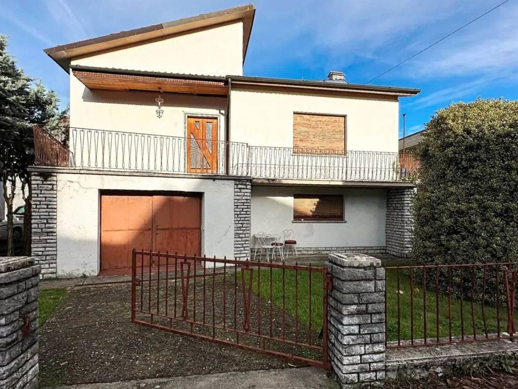 Villa a Barga in Via Roma S.N.C. Snc - Foto 2