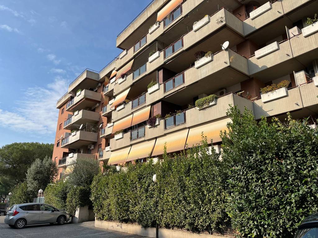 Appartamento a Roma in Viale della Torre di Pratolungo, 9 - Foto 2