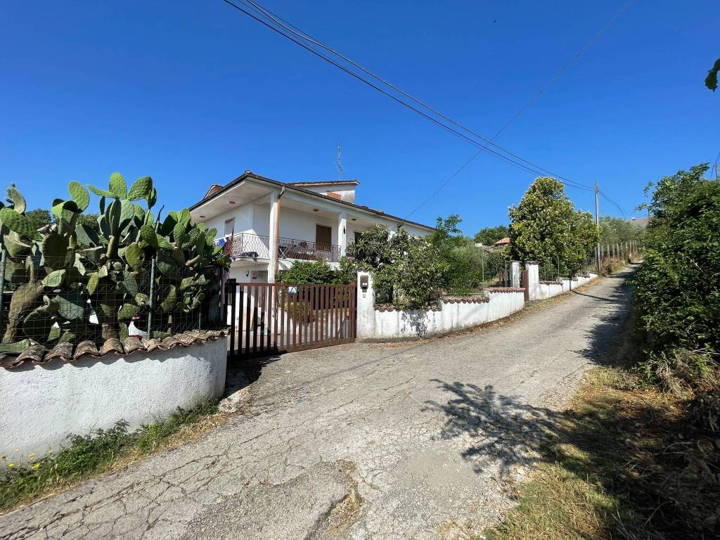 Villa a Ceccano in Via Colle Antico - Foto 4
