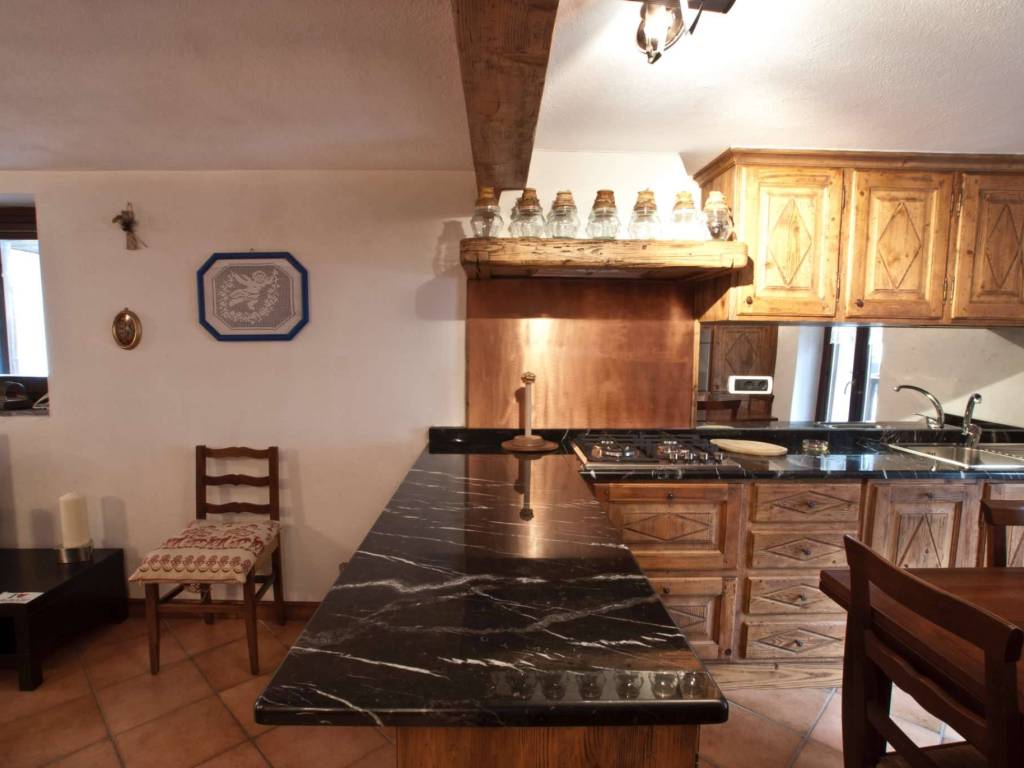 Appartamento a Valtournenche in strada Privata Interna 4 - Foto 2