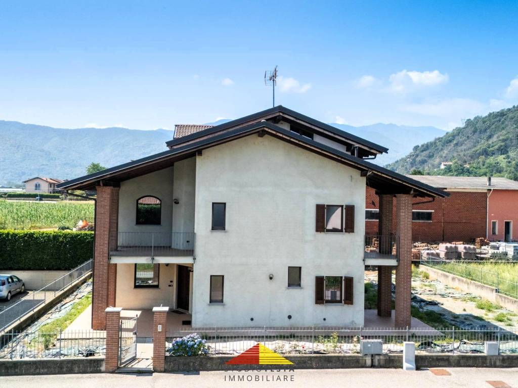 Villa a Revello in Via Italia 61 - Foto 1