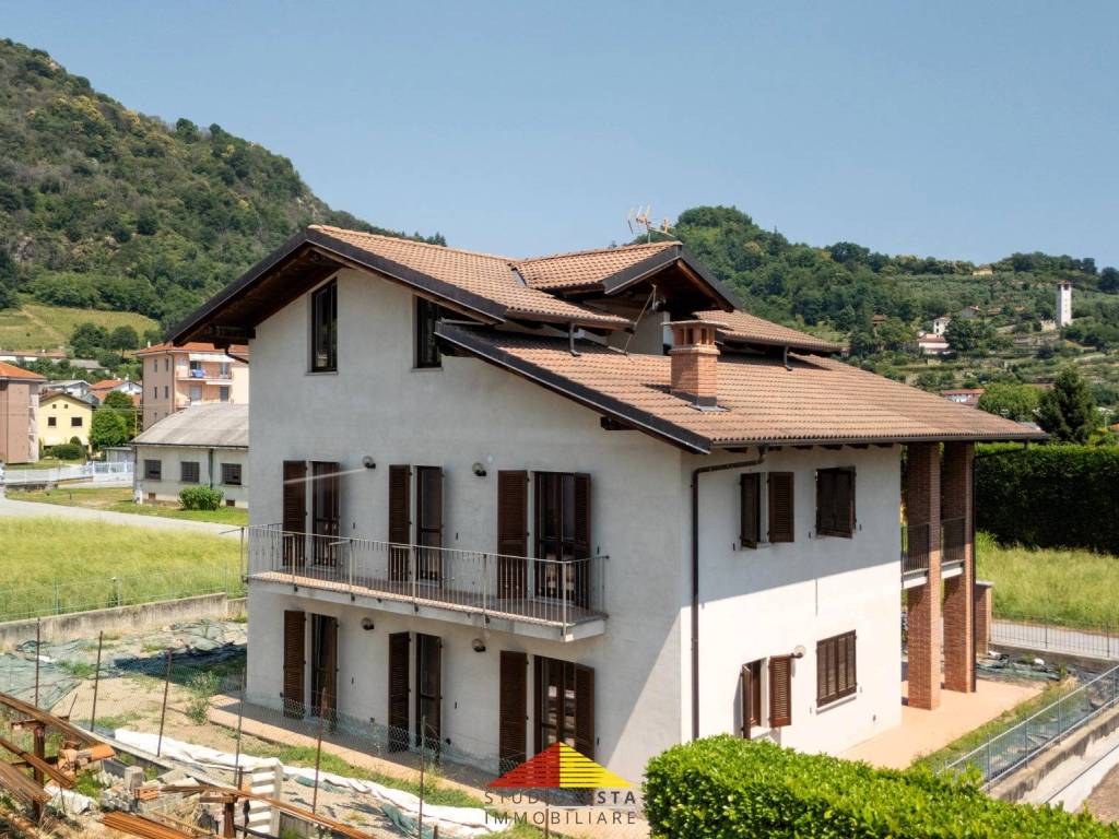 Villa a Revello in Via Italia 61 - Foto 2