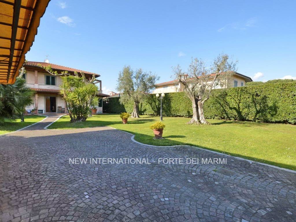 Villa a Forte dei marmi in Via Francesco Carrara - Foto 2