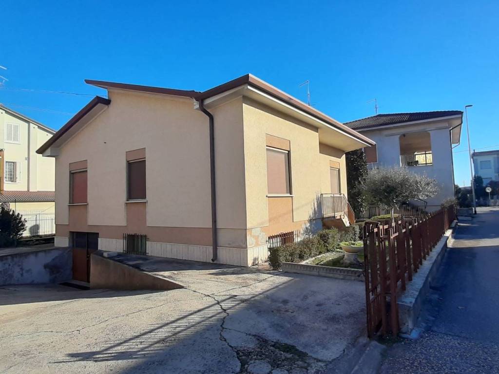 Villa a Villafranca di verona in Via Carlo Poma - Foto 3