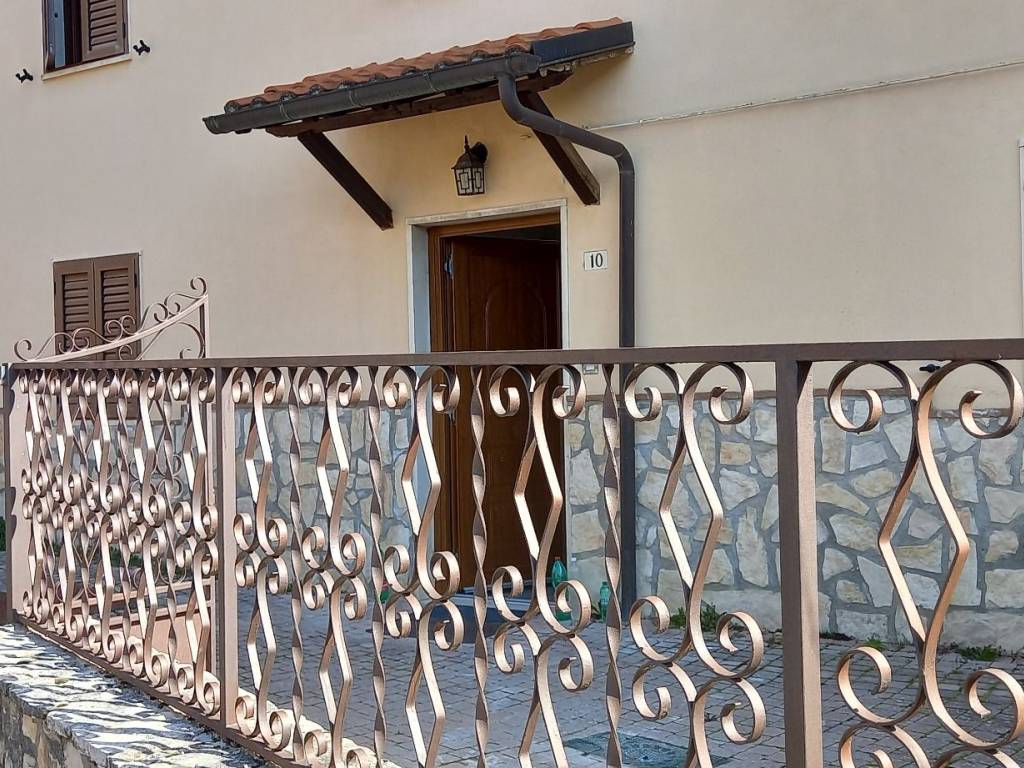 Casa indipendente a L'aquila in Via della Fonte, 10 - Foto 2