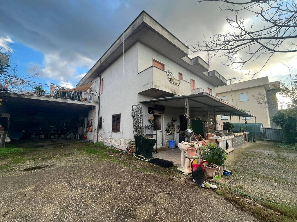 Villa a Aprilia in Via Adige - Foto 3