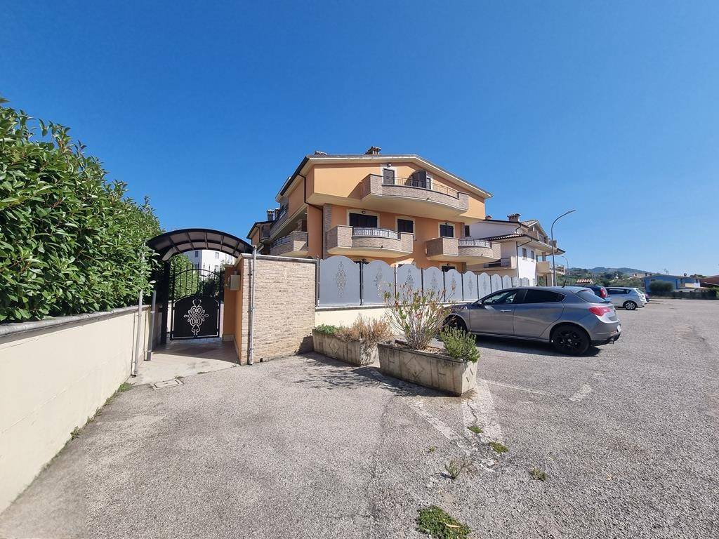 Appartamento a Teramo in Via SS81, 5 - Foto 2