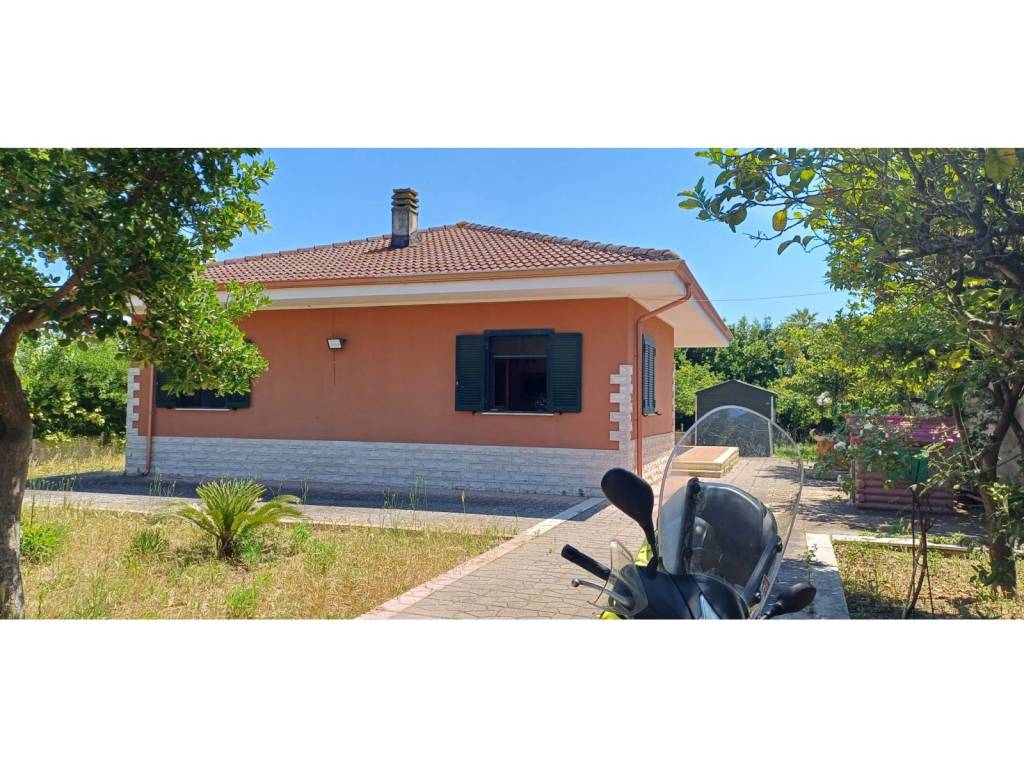 Villa a Aprilia in Via Amatore Sciesa - Foto 2