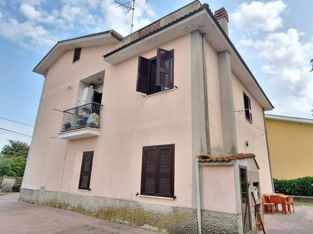 Villa a Aprilia in Via Amatore Sciesa - Foto 3