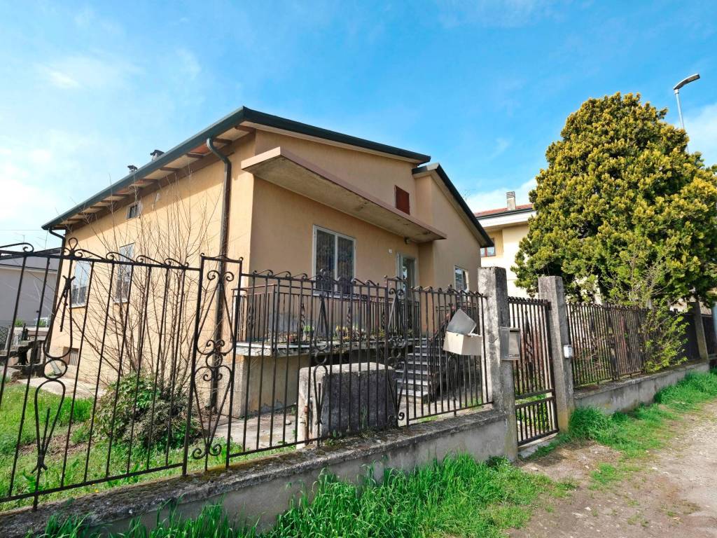 Villa a Villafranca di verona in Via Crocioni - Foto 2