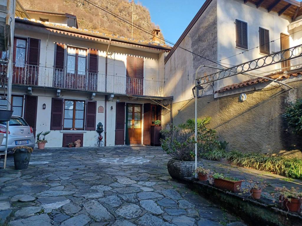 Casa indipendente a Omegna in Piazza Capitano Beltrami, 30 - Foto 2