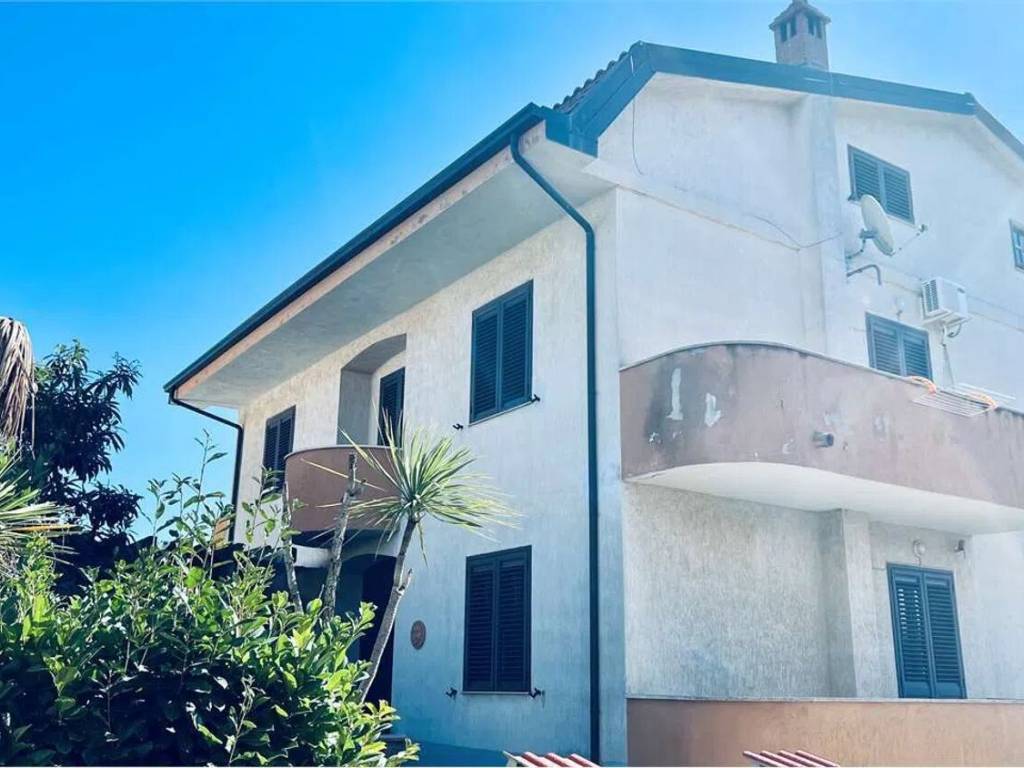 Villa a Castrovillari in Via Enrico Perretti S.N.C. - Foto 2