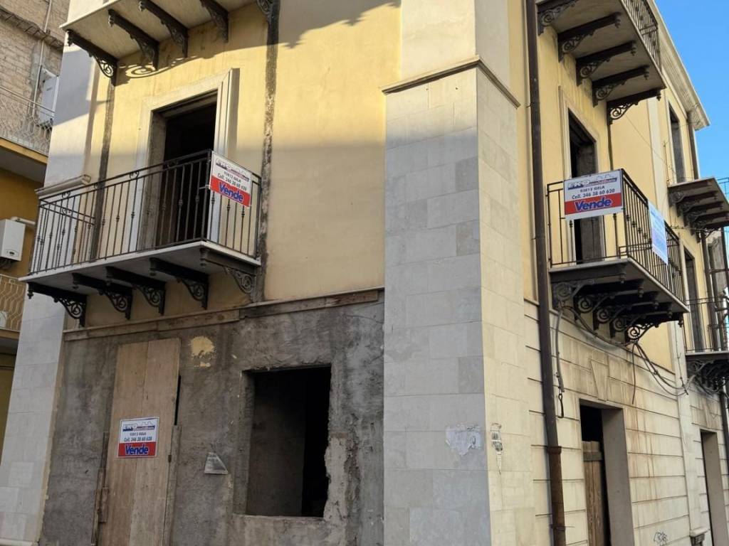 Palazzo / stabile a Gela in Via Giacomo Navarra Bresmes - Foto 4