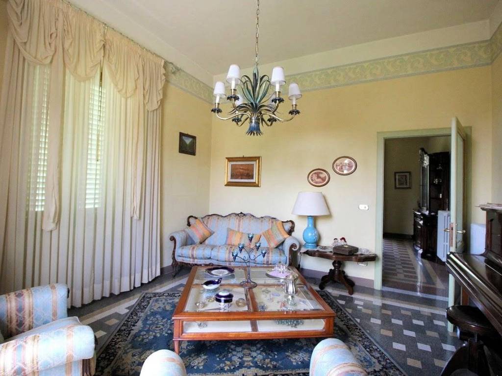 Villa a Pescia in Strada Regionale Lucchese - Foto 2