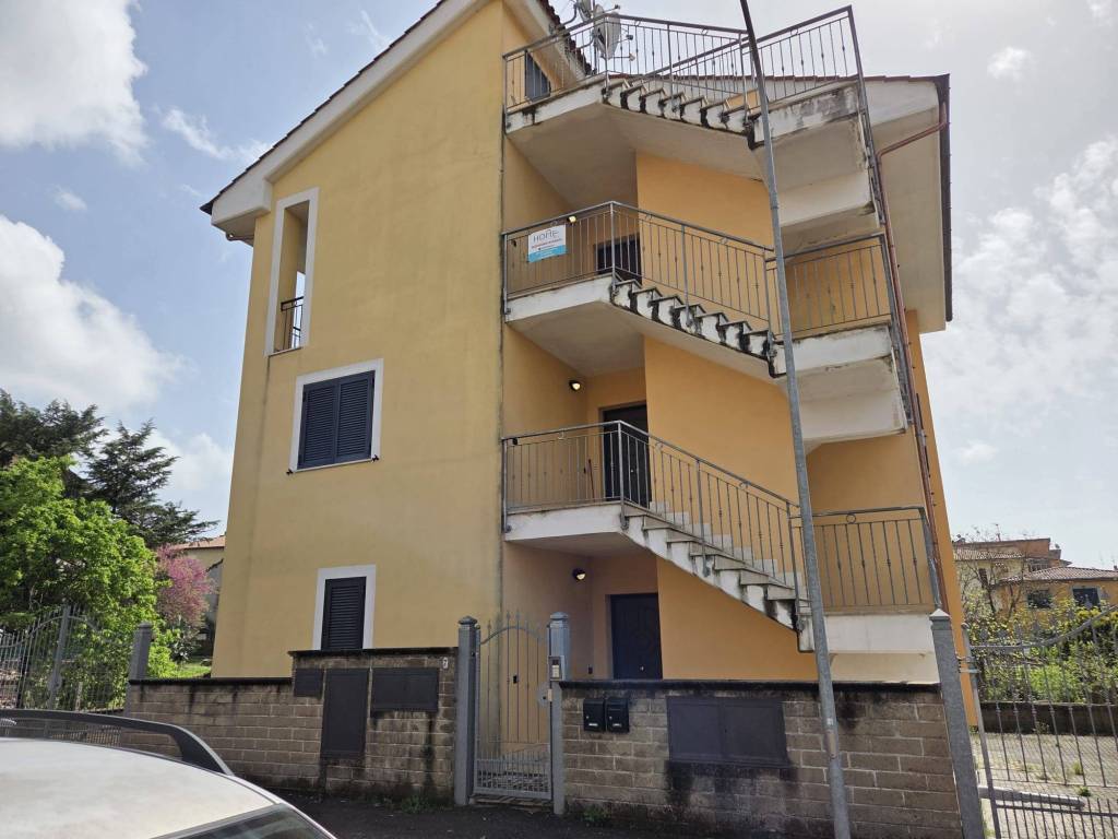 Appartamento a Bassano romano in Via Alessandro Manzoni, 7 - Foto 1