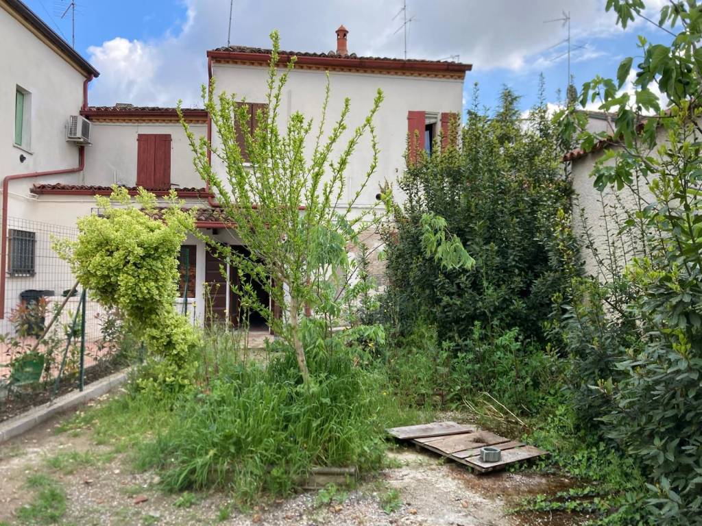 Casa indipendente a Mantova in Via della Certosa - Foto 2