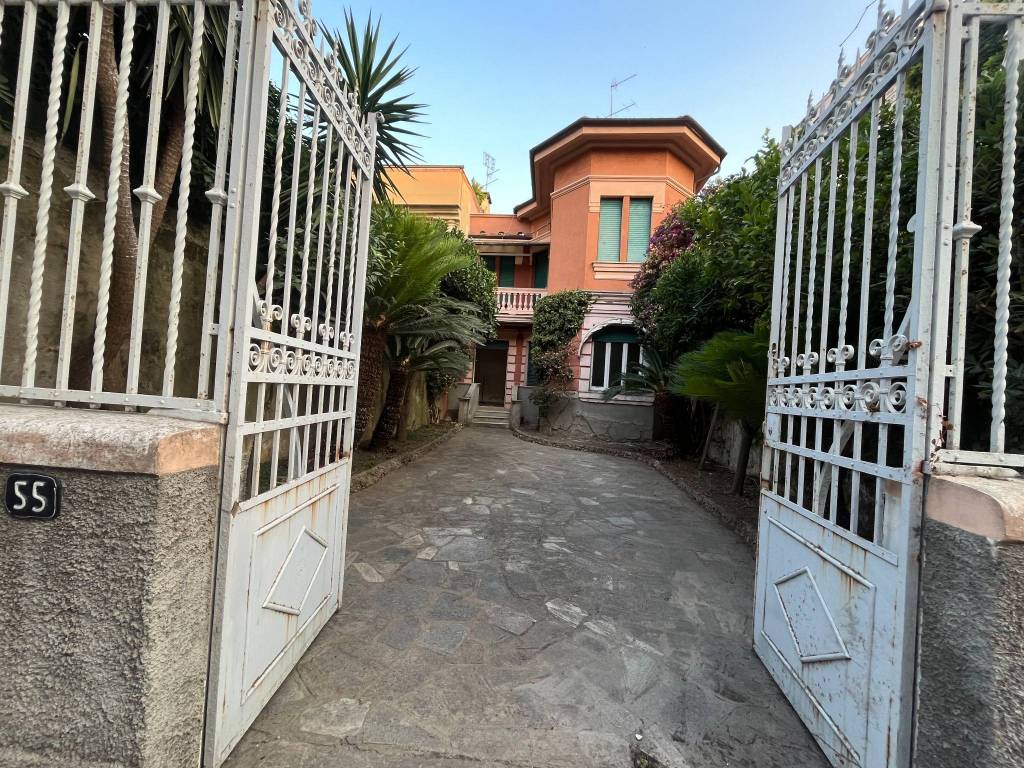 Casa indipendente a Spotorno in Via Camillo Benso di Cavour, 7 - Foto 2