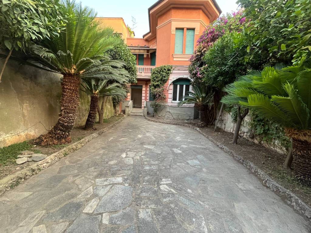 Casa indipendente a Spotorno in Via Camillo Benso di Cavour, 7 - Foto 3