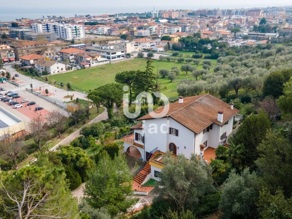 Villa a Giulianova in Viale FILIPPO TURATI, 138 - Foto 3