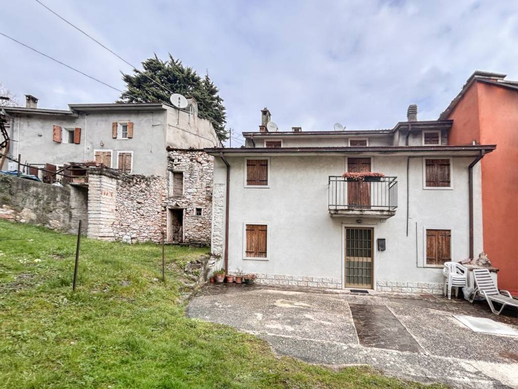 Casa indipendente a Fumane in Via Chiesa località Castello di Manune - Foto 2