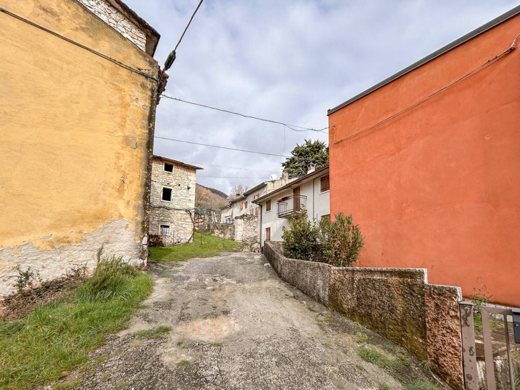 Casa indipendente a Fumane in Via Chiesa località Castello di Manune - Foto 3