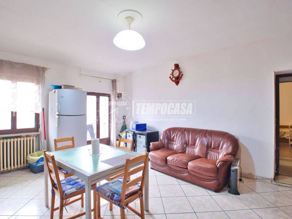 Appartamento a Trecate in Viale Mameli - Foto 2