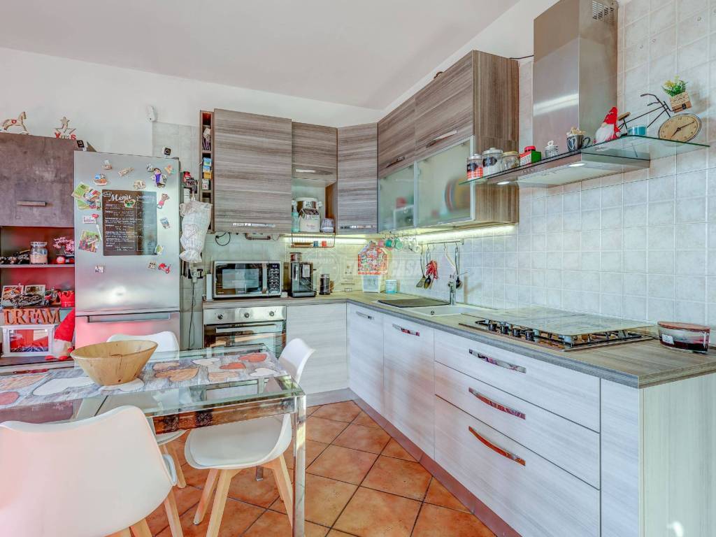 Appartamento a Cardano al campo in Via Vincenzo Bellini 25 - Foto 2