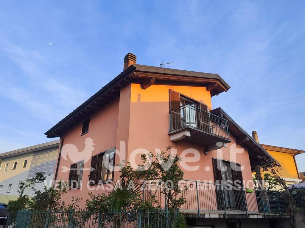 Villa a Luino in Via Cervinia - Foto 2