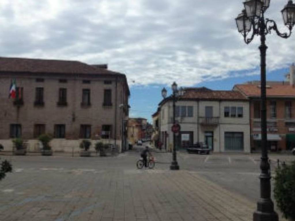 Immobile a Lendinara in piazza Piazza Risorgimento 19 - Foto 2