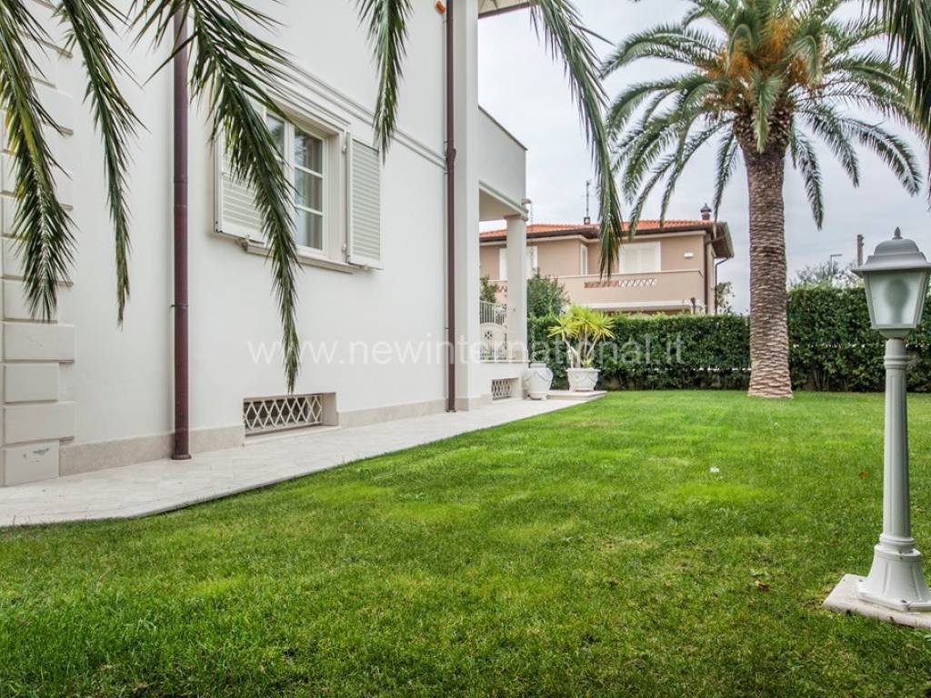 Villa a Forte dei marmi in Via Martiri Sassaia - Foto 2